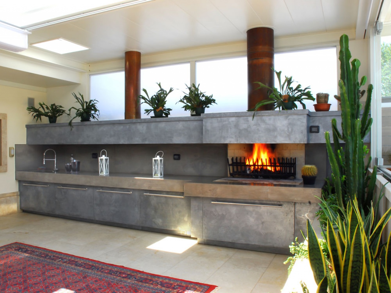 Caminetto barbecue sottoportico, completo di zona lavello , piani d&rsquo;appoggio e cassettoni