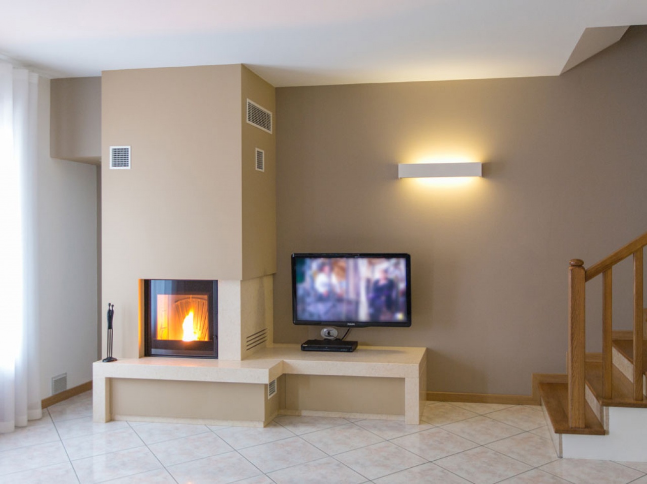 Caminetto a pellet moderno con panca