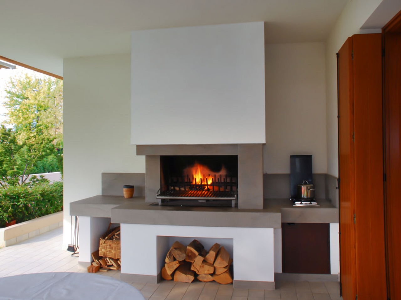 Caminetto barbecue sottoportico, completo di fornello a gas e piano d&rsquo;appoggio