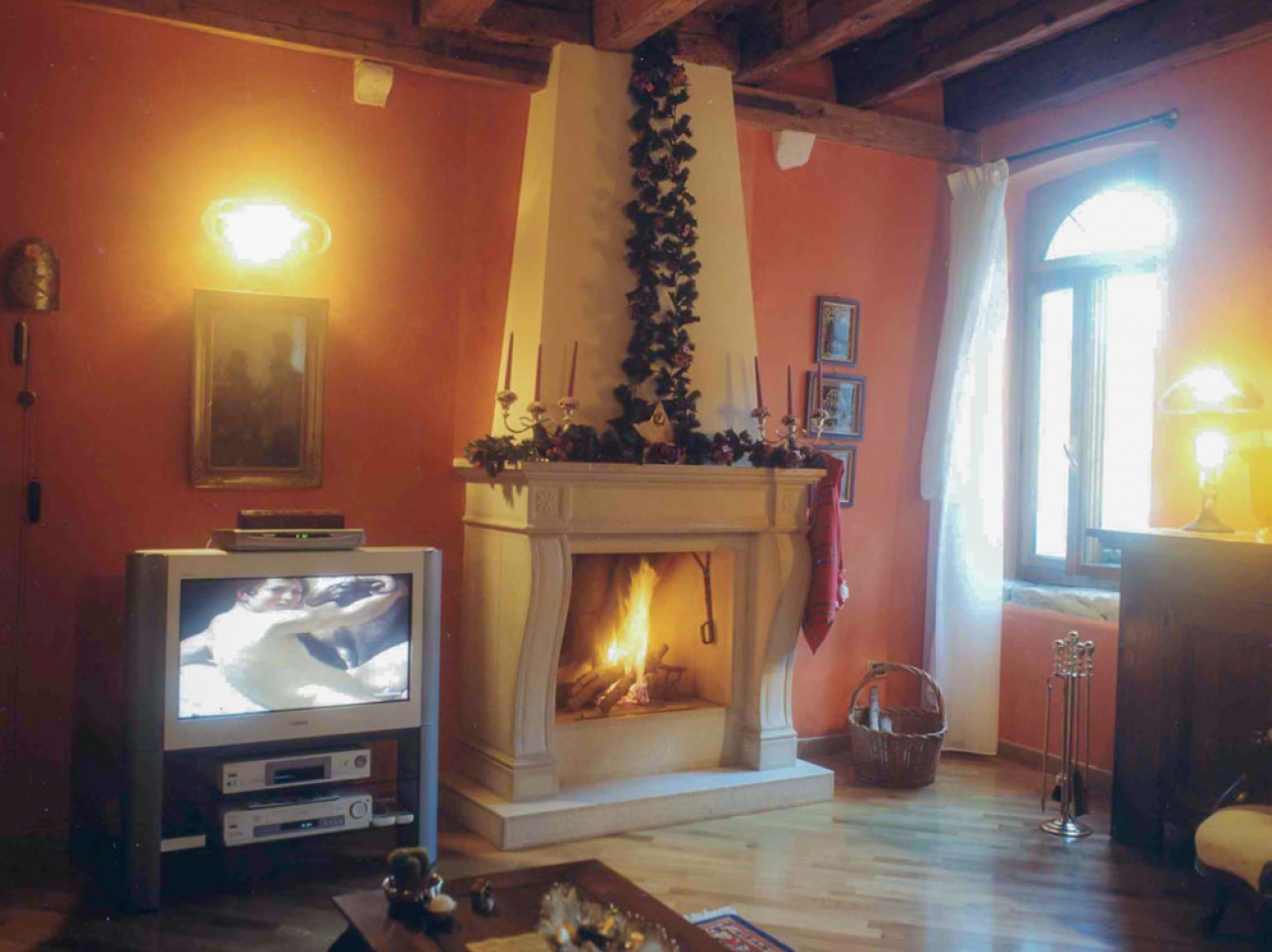 Caminetto classico stile &lsquo;800 in pietra con roselline scolpite a mano