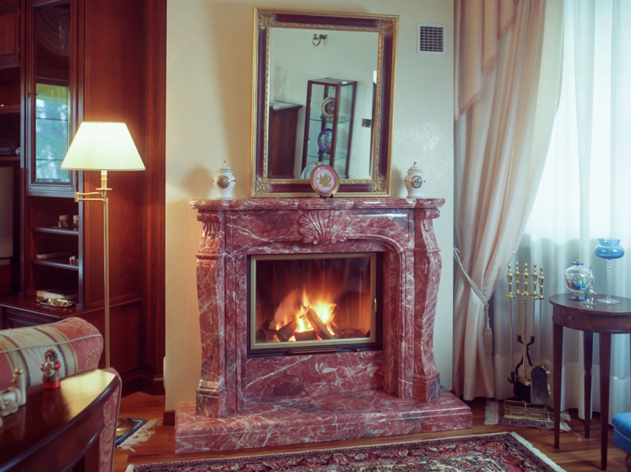 Caminetto stile &lsquo;900 realizzato in marmo rosa antico