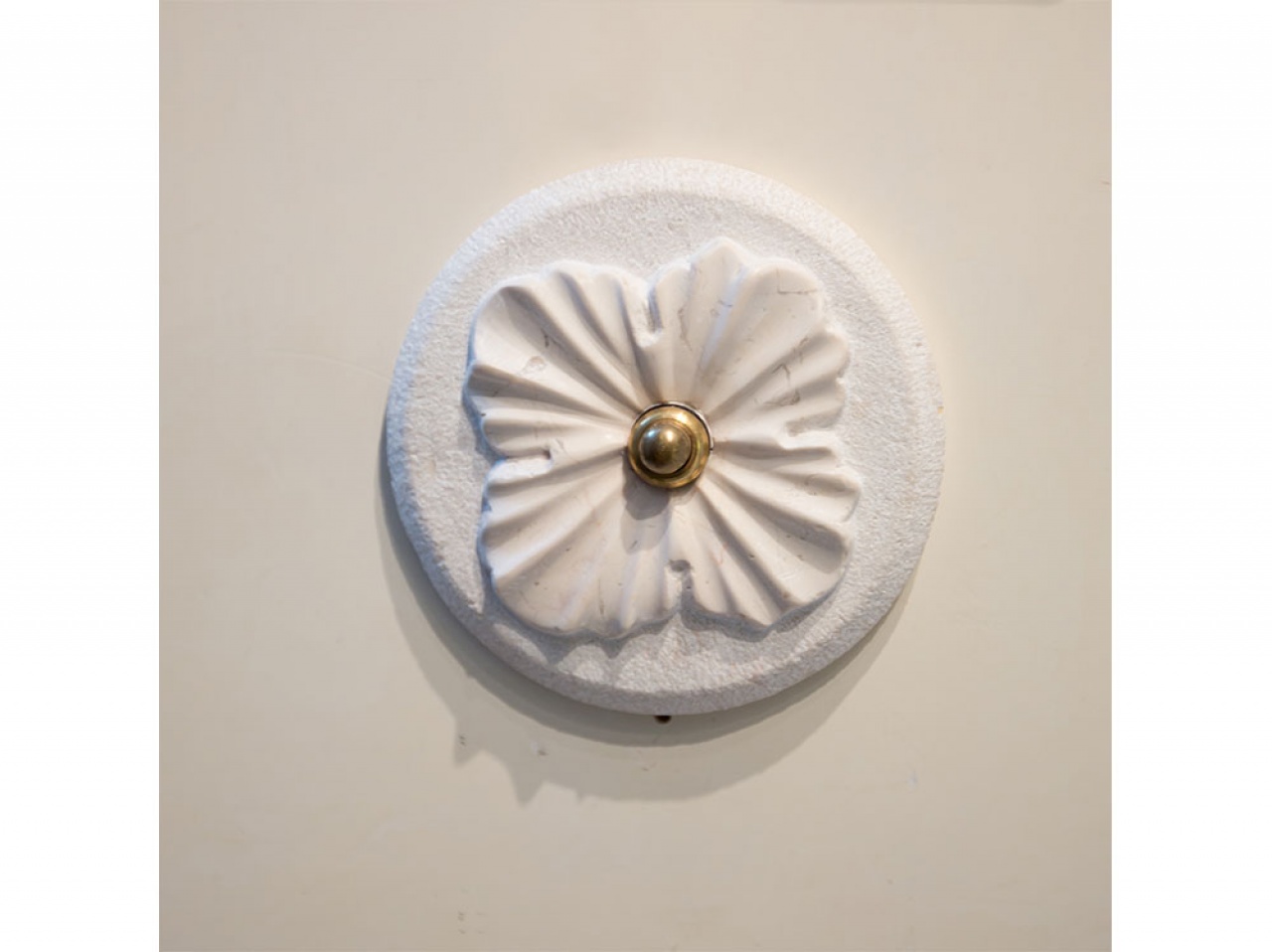 Decoro in pietra per campanello