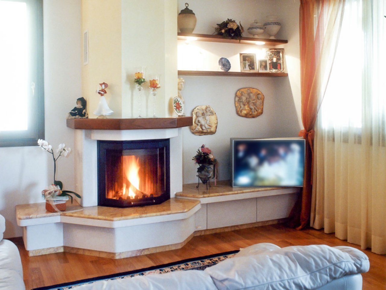 Caminetto classico esagonale a parete, con panche, cassettoni porta legna e mensole in legno