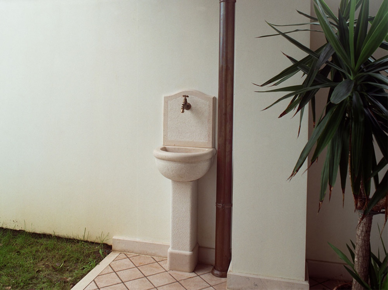 Fontanella in pietra con colonna