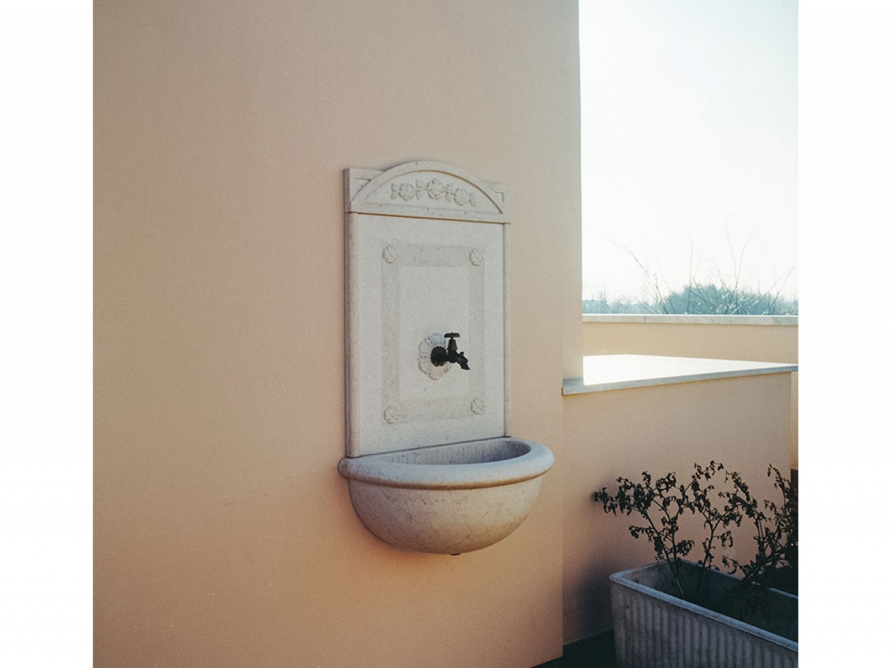 Fontanella in pietra con decorazioni